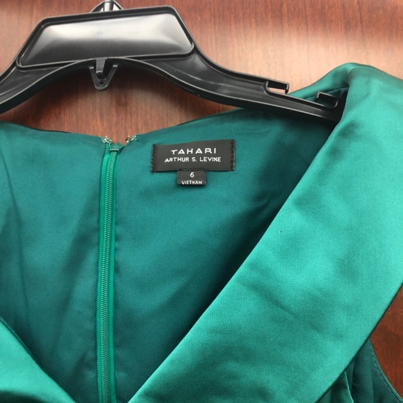 Stunning Emerald green satin dress - Picture 4 of 6